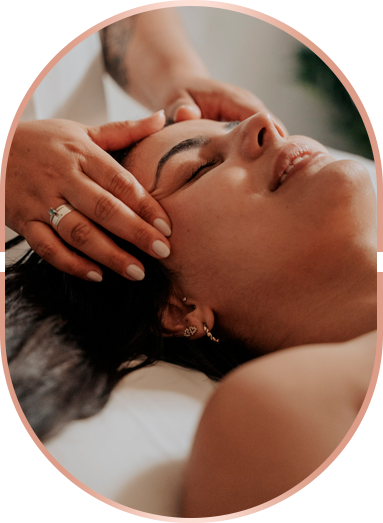 Massagem na região da cabeça